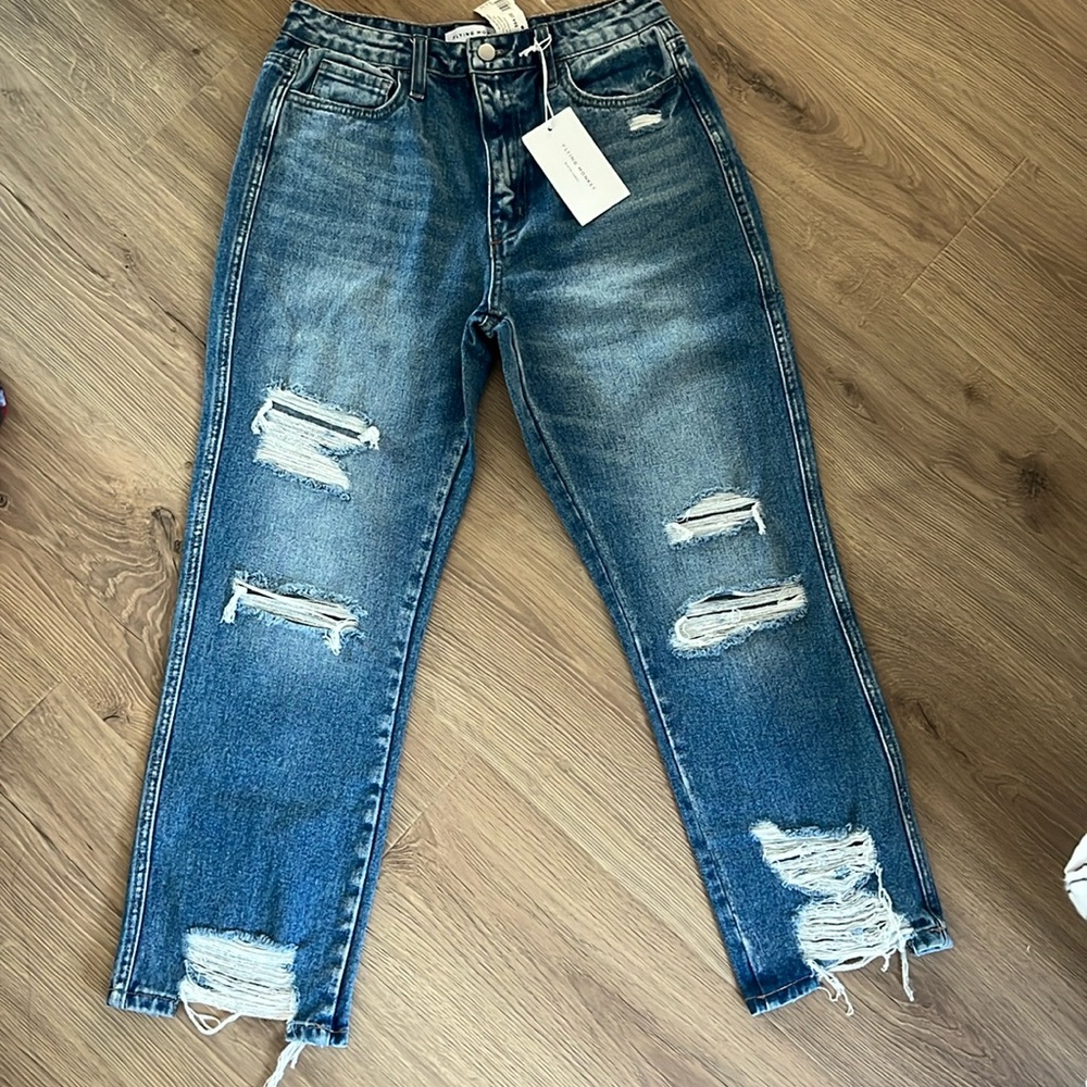 Light wash ripped straight jeans 
BRAND NEW
Size 27